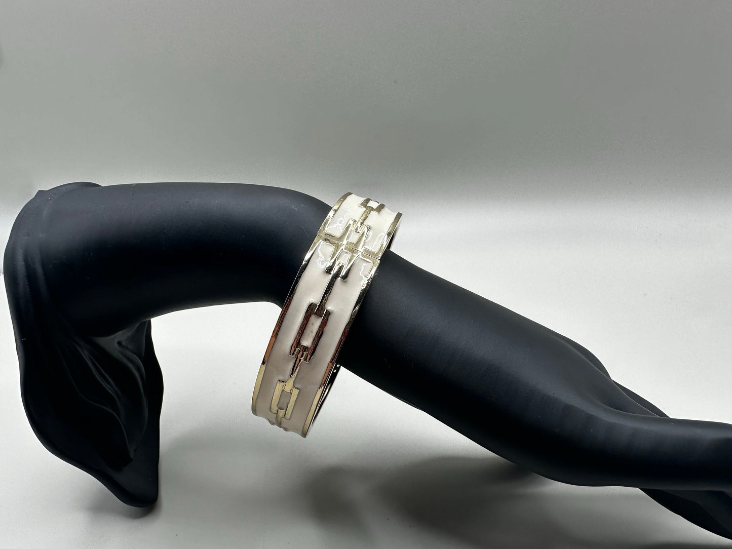 Gold Tone White Enamel Art Deco Vintage Hinged Bangle Bracelet